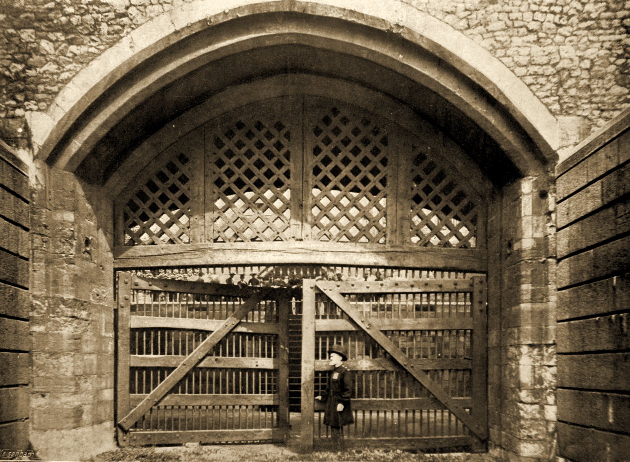 Traitors Gate, a londoni Tower és a gárda egyik tisztje, 1890 alkotó: British Photographer