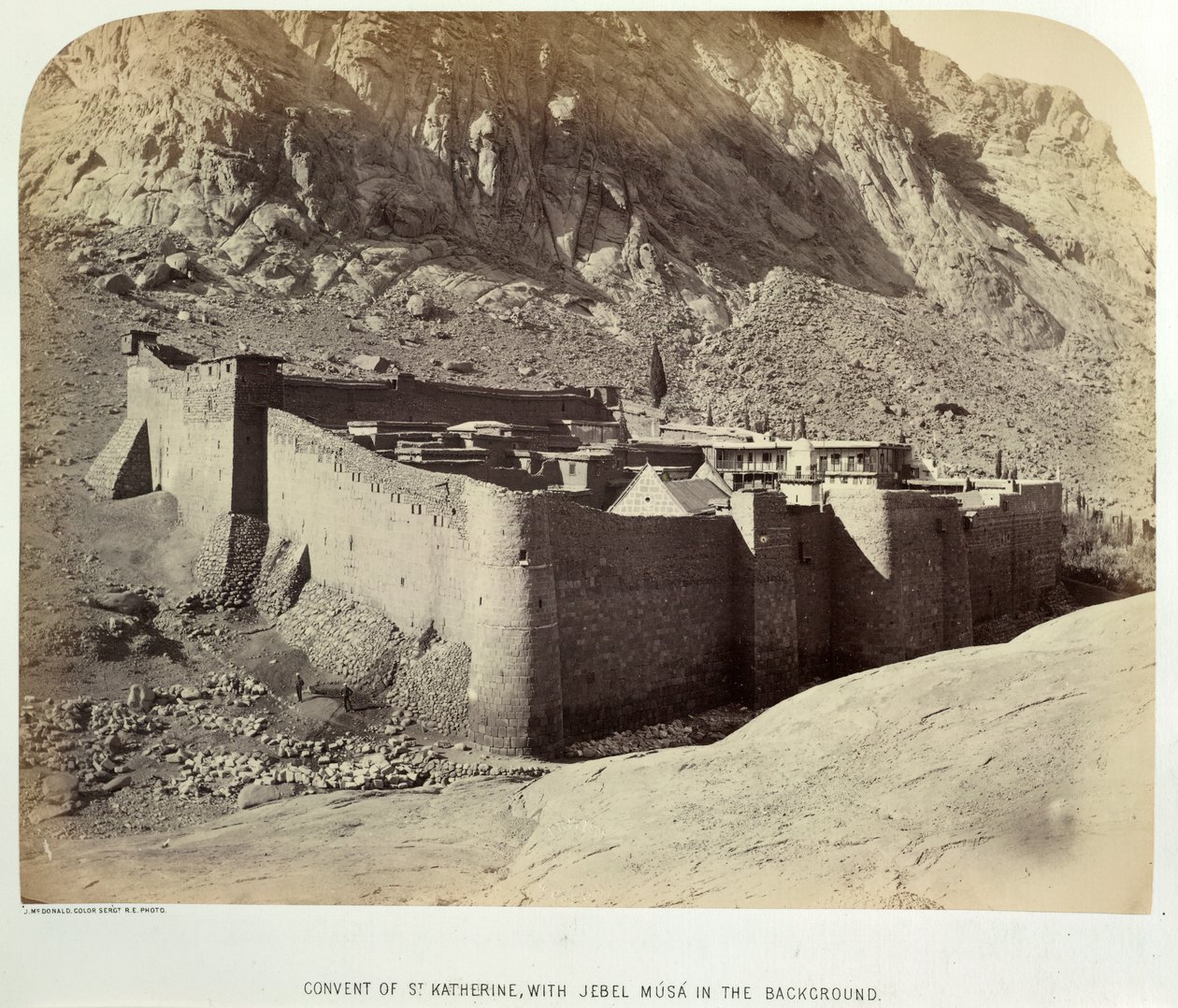 Szent Katalin kolostor Jebel Músával a háttérben, a Sínai-félsziget hadianyag-kutatásából alkotó: British Photographer