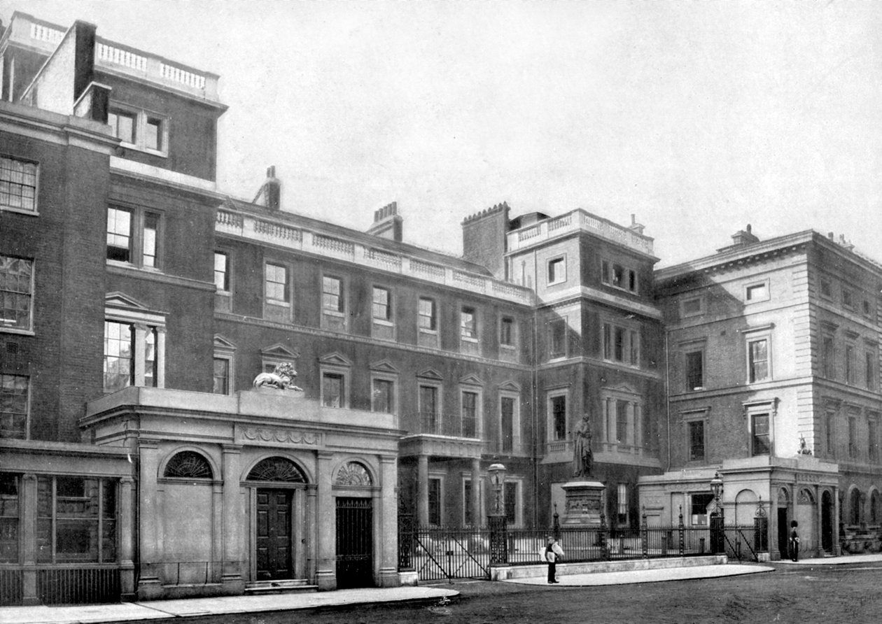 A War Office homlokzata, Cumberland House, Pall Mall, London, 1890 alkotó: British Photographer