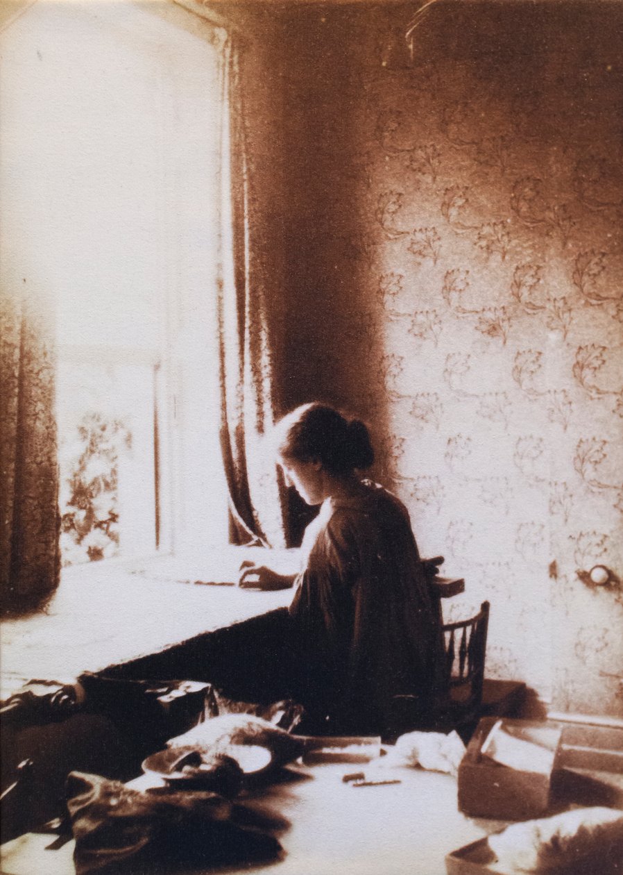 May Morris munka közben, 1890-es évek eleje (f/w fotó) alkotó: British Photographer