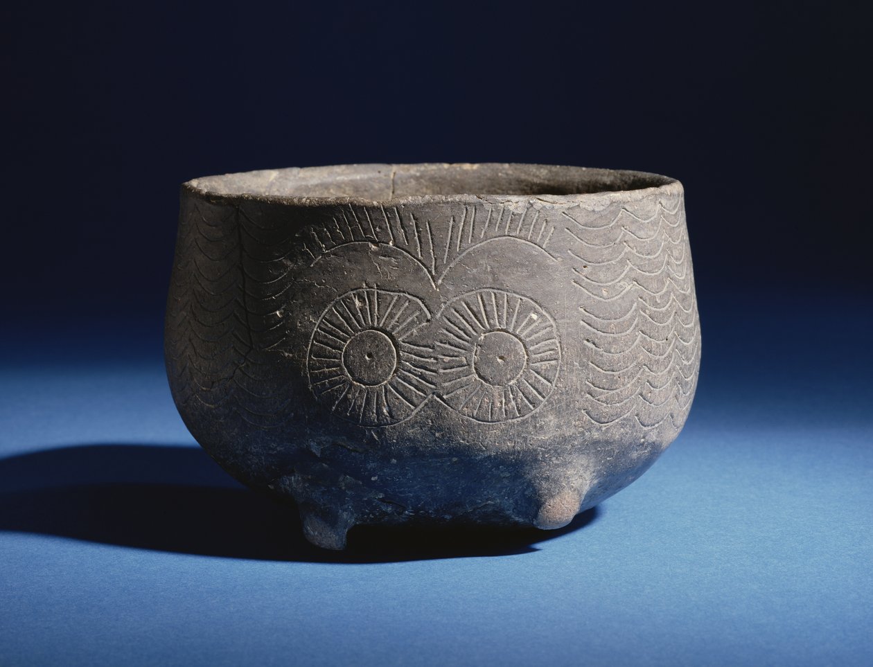 Tál, szarvasbikákat ábrázoló bekarcolt díszítéssel, Los Millaresből, Spanyolországból, rézkor, ie 2000 körül (kerámia) alkotó: Bronze Age