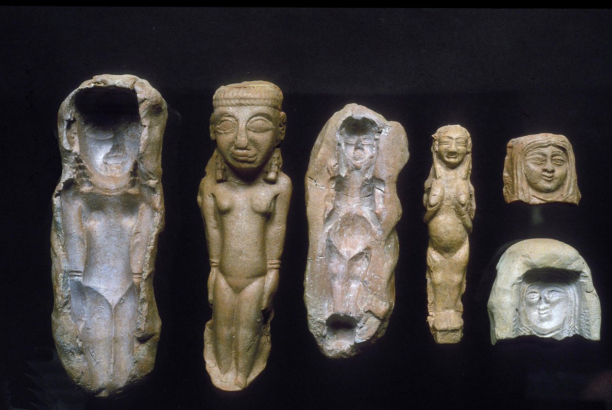 Termékenységistennők figurái és a formák, amelyekből öntötték őket, Kr.e. 8-7. század (agyag) alkotó: Bronze Age