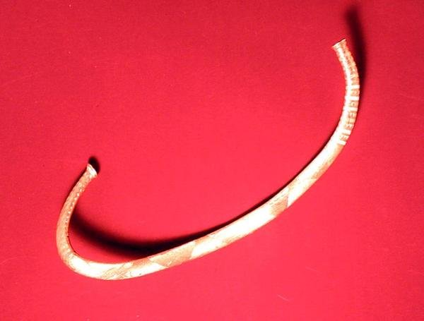 A cambridgeshire-i Ickletonban talált nyakgyűrű (arany) alkotó: Bronze Age