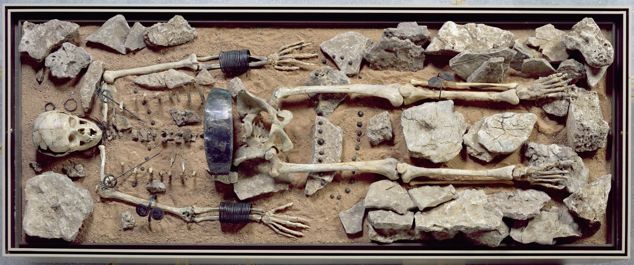 Gazdagan felruházott női sír Molzbach bei Huenfeldből alkotó: Bronze Age