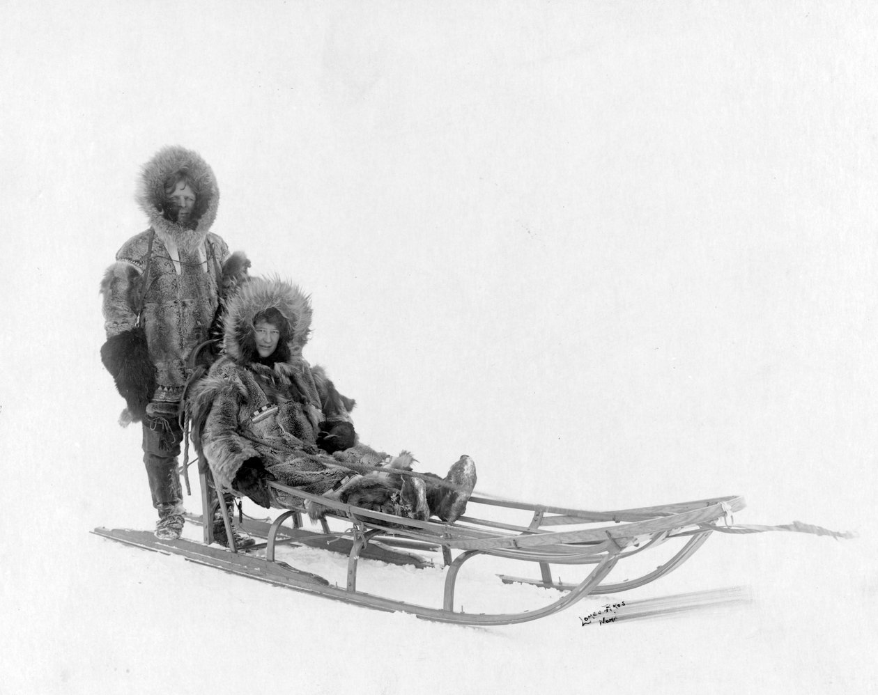 Pár kutyaszánon, Nome, Alaszka alkotó: Brothers Lomen
