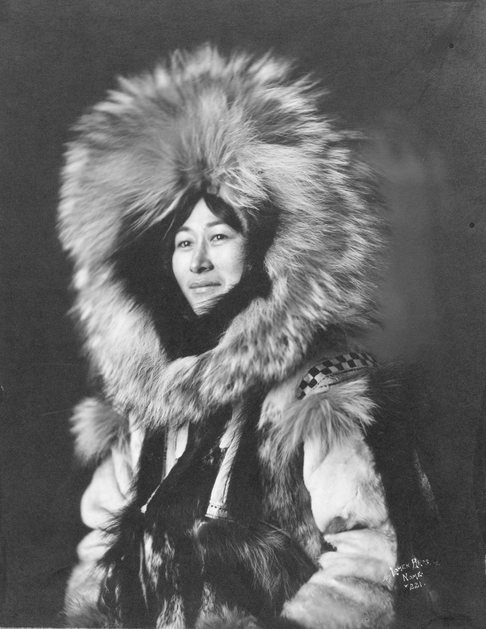 Eszkimó nő pózol, 1915 körül (f/w fotó) alkotó: Brothers Lomen