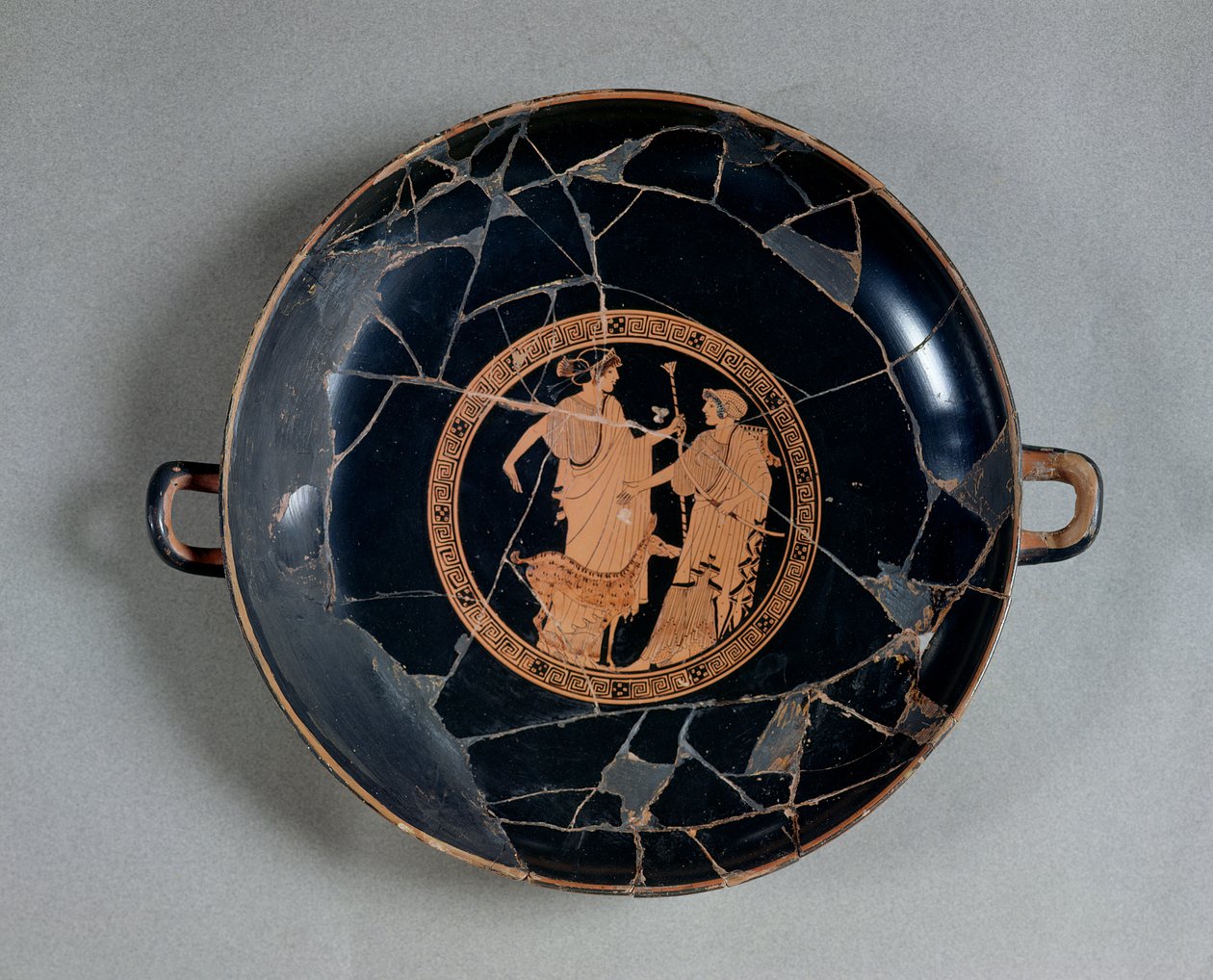 A tetőtéri vörös alakos csésze, amely Apollót és Artemist ábrázol, ie 495-490 körül (kerámia) alkotó: Brygos Painter