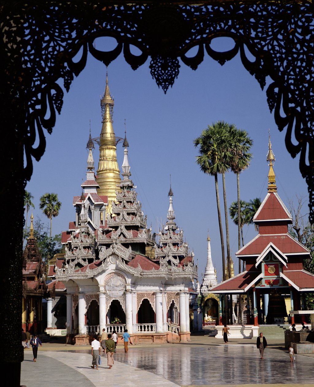 A Shwedagon Pagoda tazaungja, 1453-72 között épült alkotó: Burmese School