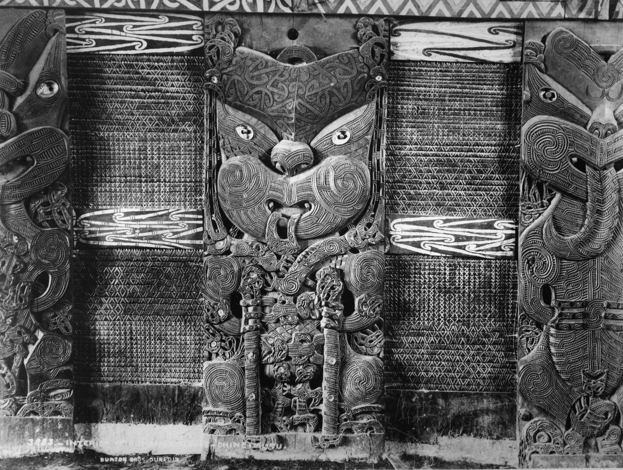 Maori faragványok és tukutuku-táblák a Tamatekapua találkozóházban Ohinemutuban, 1880-as évek alkotó: Burton Brothers Studio