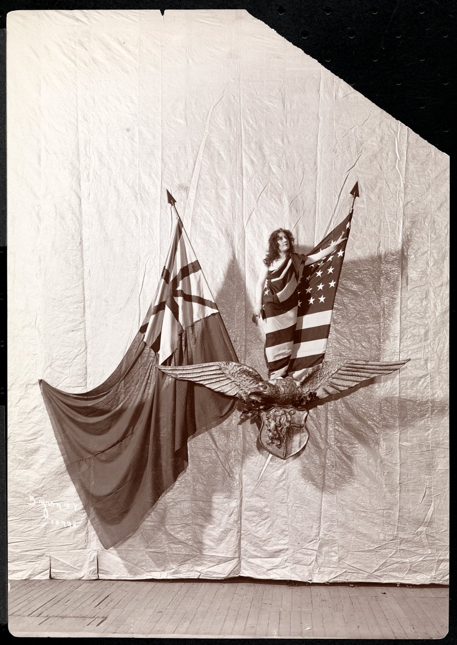 Élő kép: az amerikai zászlóval leterített modell egy kopasz sast ábrázoló szobor tetején, 1900 vagy 1901 (ezüst zselatin nyomat) alkotó: Byron Company