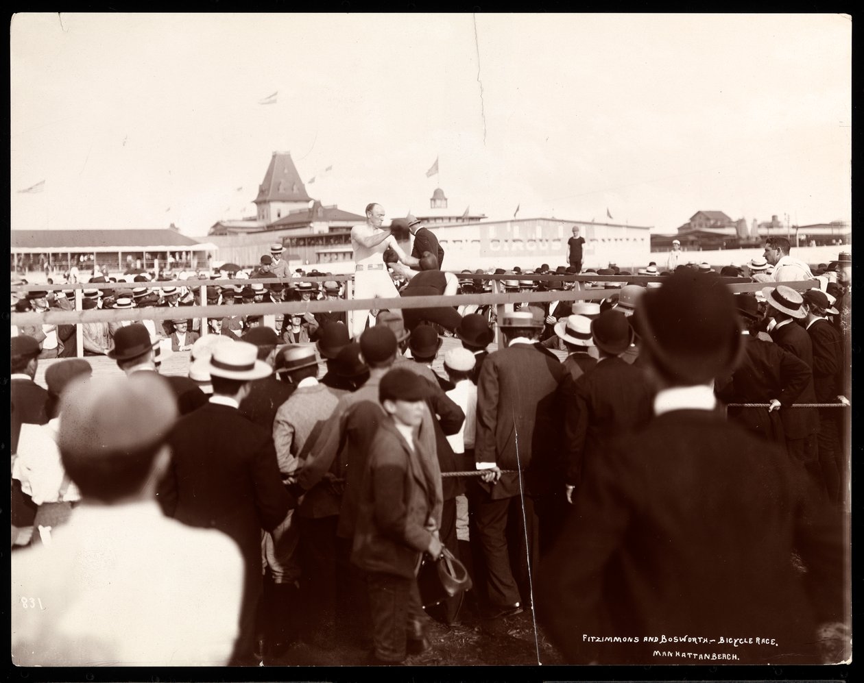 Bokszmérkőzés Robert Prometheus Fitzsimmons és Bosworth között egy kerékpárverseny napján a New York-i Manhattan Beachen, 1895 (ezüst zselatin nyomat) alkotó: Byron Company