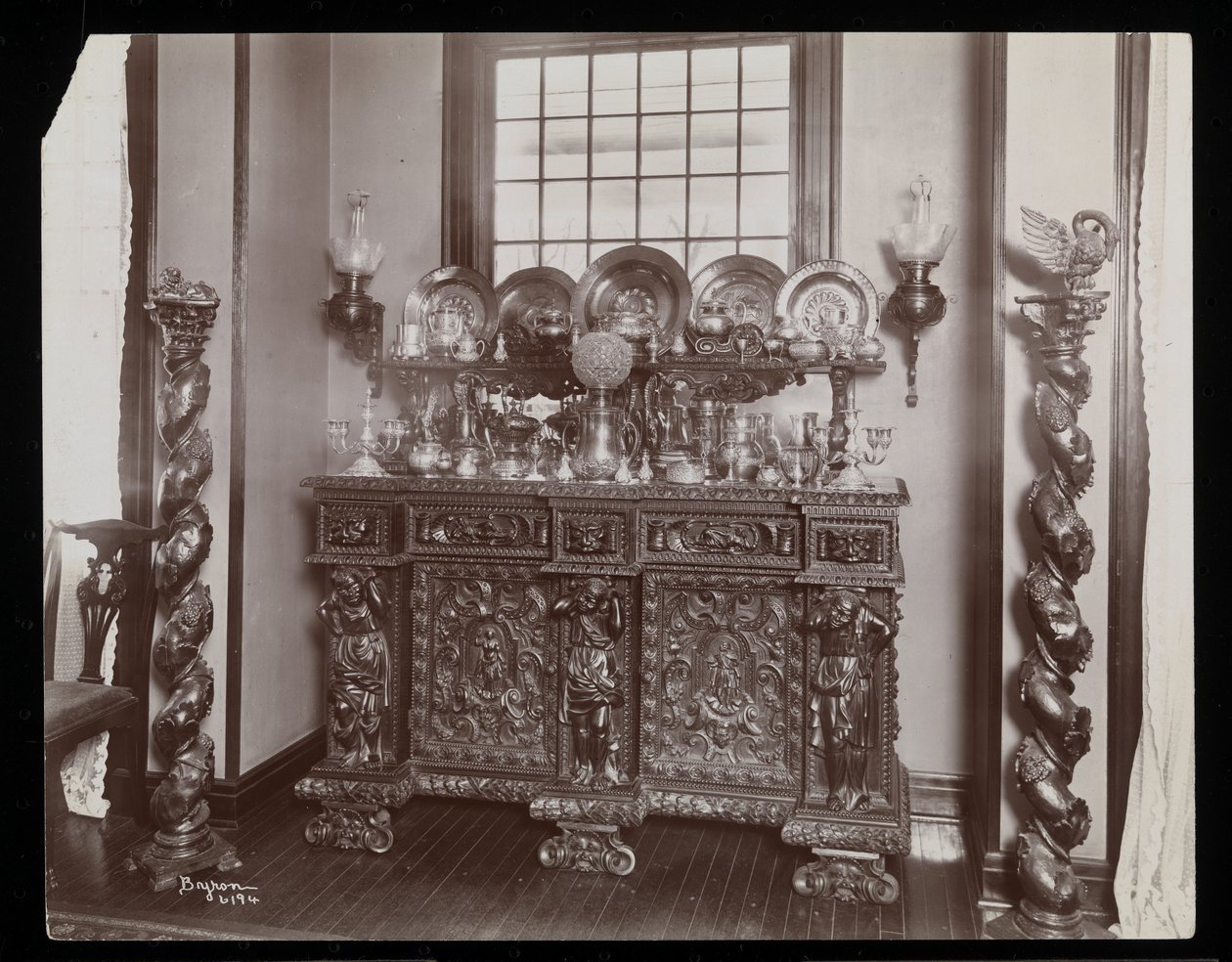 Egy zsúfolt tálalószekrény a Westmoreland Davis rezidenciában a Tuxedo Parkban, New Yorkban, 1899 (ezüst zselatin nyomat) alkotó: Byron Company