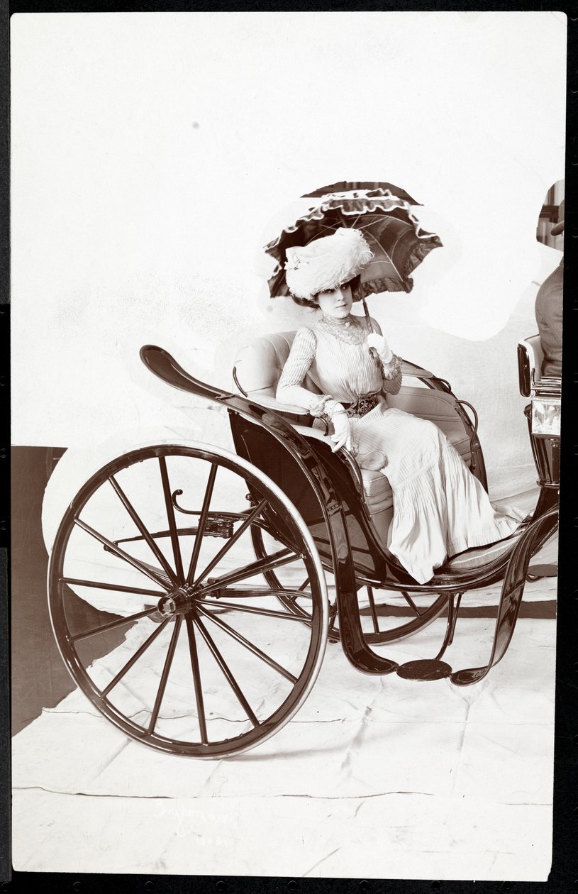 Divatmodell hintón ülve napernyővel, 1902 (ezüst zselatin nyomat) alkotó: Byron Company