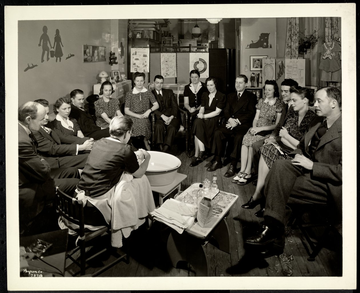 Párok egy csoportja a gyermekgondozásról szóló órán a Maternity Consultation Service 1359 York Avenue, New York-ban, 1941 (ezüst zselésítő nyomat) alkotó: Byron Company
