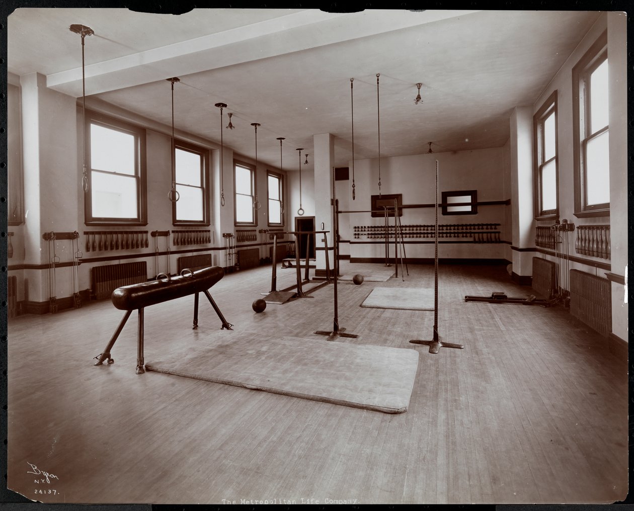 Egy tornaterem a Metropolitan Life Insurance Co.-nál a 23rd Street és Madison Avenue, New York-ban, 1907 (ezüst zselatin nyomat) alkotó: Byron Company