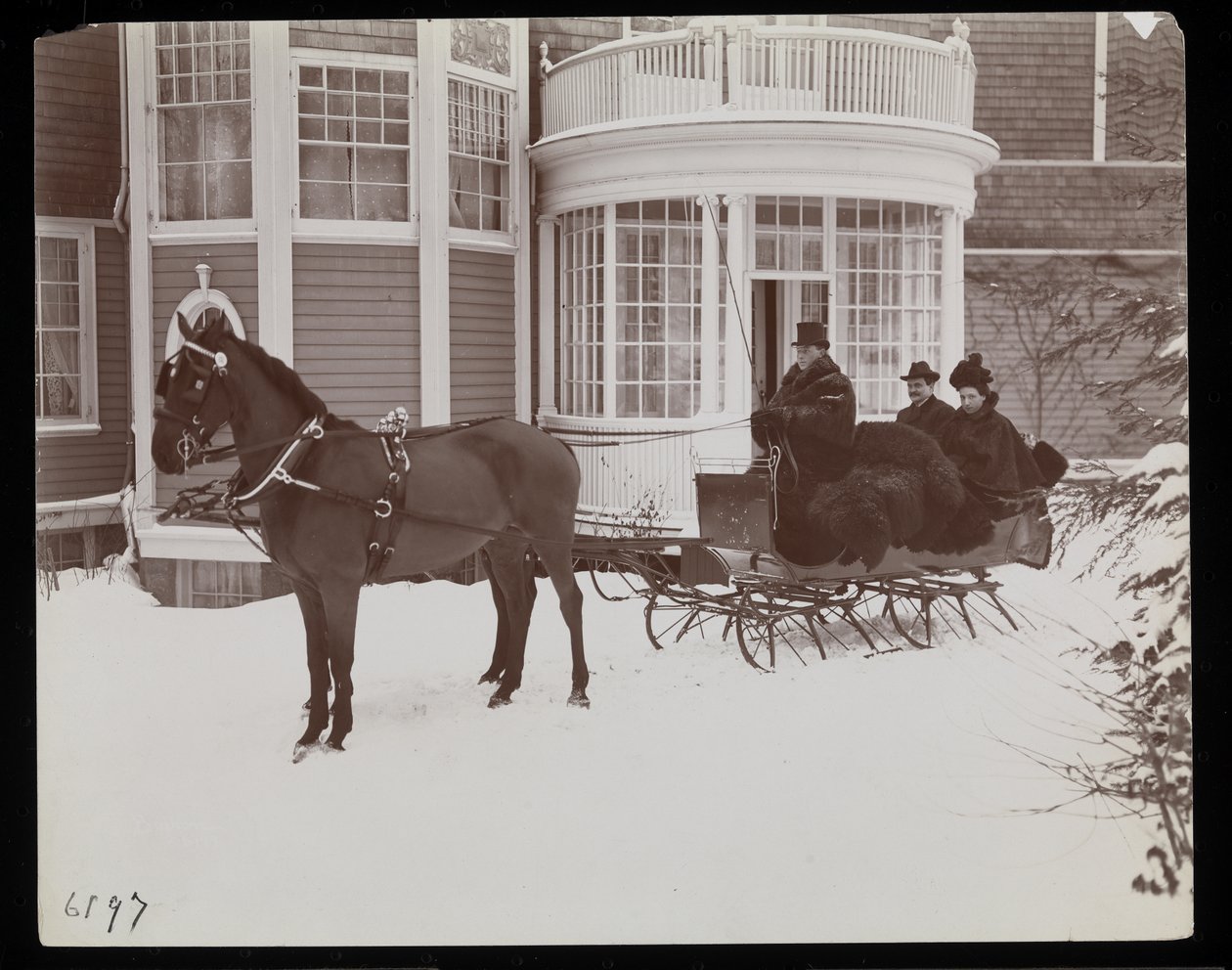 Egy lovas szán a Westmoreland Davis rezidencia előtt a Tuxedo Parkban, New Yorkban, 1899 (ezüst zselatin nyomat) alkotó: Byron Company