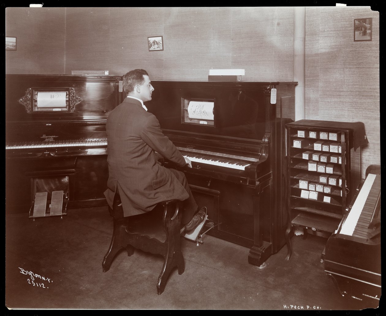 Egy férfi zongorán játszik egy zongora bemutatóteremben New Yorkban, 1907 (ezüst zselatin nyomat) alkotó: Byron Company