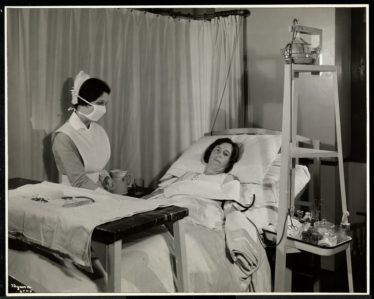 Maszkos nővér egy beteggel a Sloane Medical Hospital egyik szobájában, Broadway és 168th Street, New York, 1932 (ezüst zselatin nyomat) alkotó: Byron Company