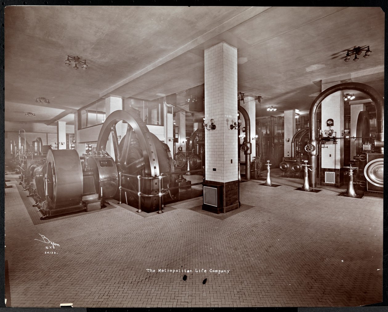 Mechanikai berendezések helyisége a Metropolitan Life Insurance Co.-nál a 23rd Street és Madison Avenue címen, New York, 1907 (ezüst zselatin nyomat) alkotó: Byron Company