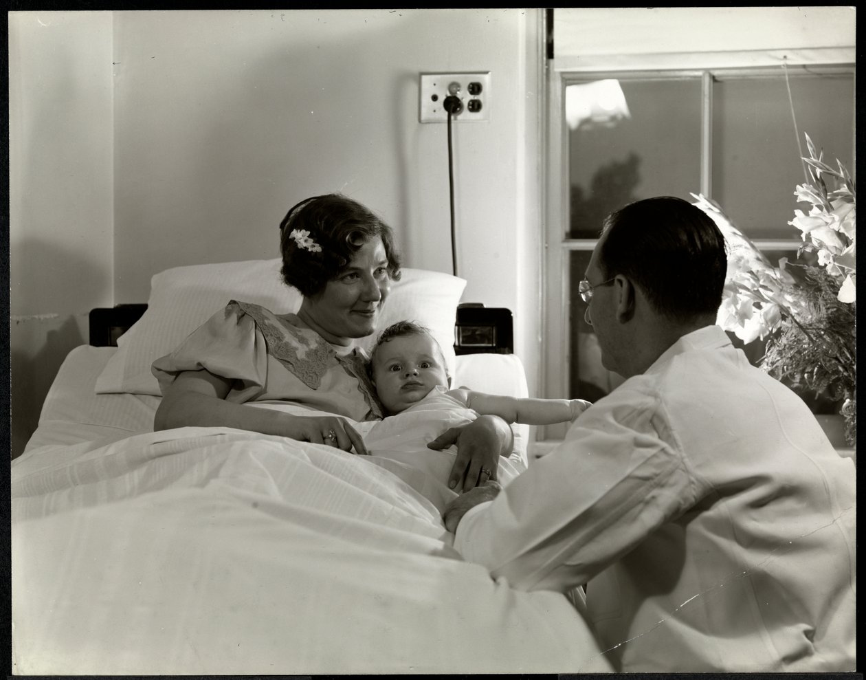 Anya és gyermeke egy kórházi ágyban, New York, 1937 körül (ezüstzselatinos nyomat) alkotó: Byron Company