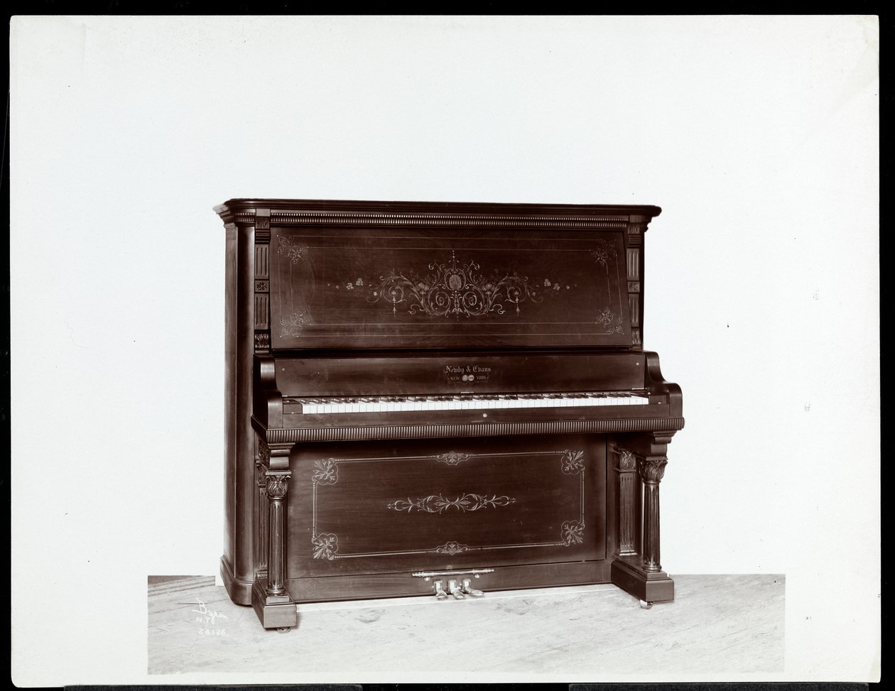 A Newby und Evans Piano Co. zongora, 1907 (ezüst zselatinos nyomat) alkotó: Byron Company