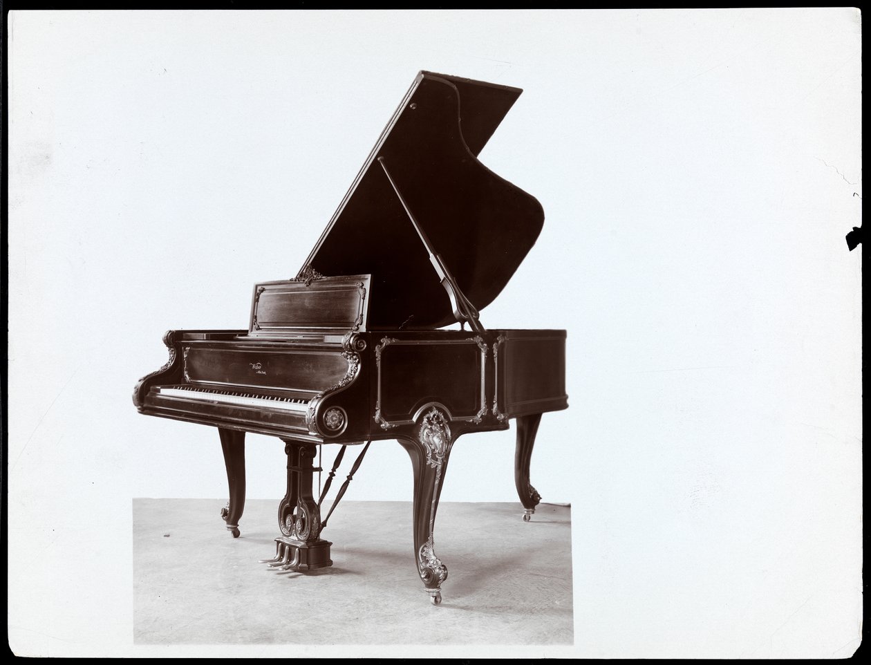 A Weber und Co., New York-i zongora 1900-20 között (ezüst zselatin nyomat) alkotó: Byron Company