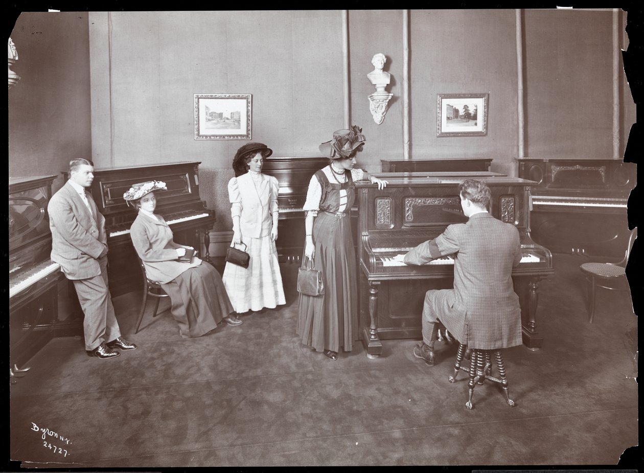 Egy zongora bemutatóterem, New York, 1907 (ezüst zselatin nyomat) alkotó: Byron Company