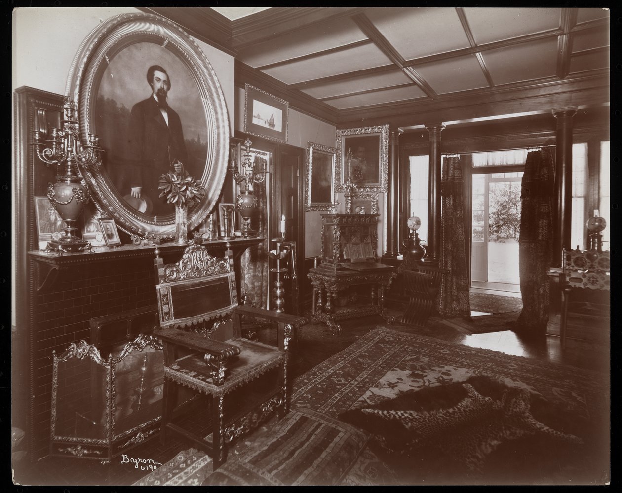 Egy szoba a Westmoreland Davis rezidencián, Tuxedo Park, New York, 1899 (ezüstzselatinos nyomat) alkotó: Byron Company