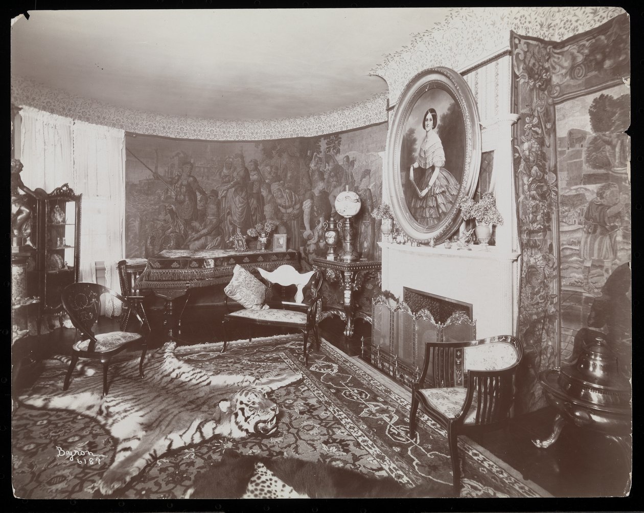 Egy szoba a Westmoreland Davis rezidencián, Tuxedo Park, New York, 1899 (ezüstzselatinos nyomat) alkotó: Byron Company