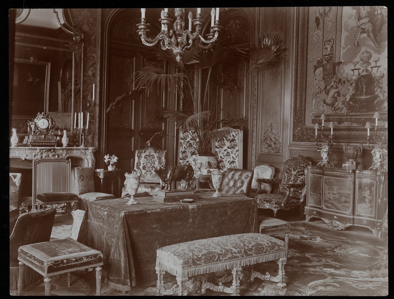 Egy szoba De Ganay grófnő rezidenciájában, Párizsban, 1900 körül (ezüst zselatin nyomat) alkotó: Byron Company