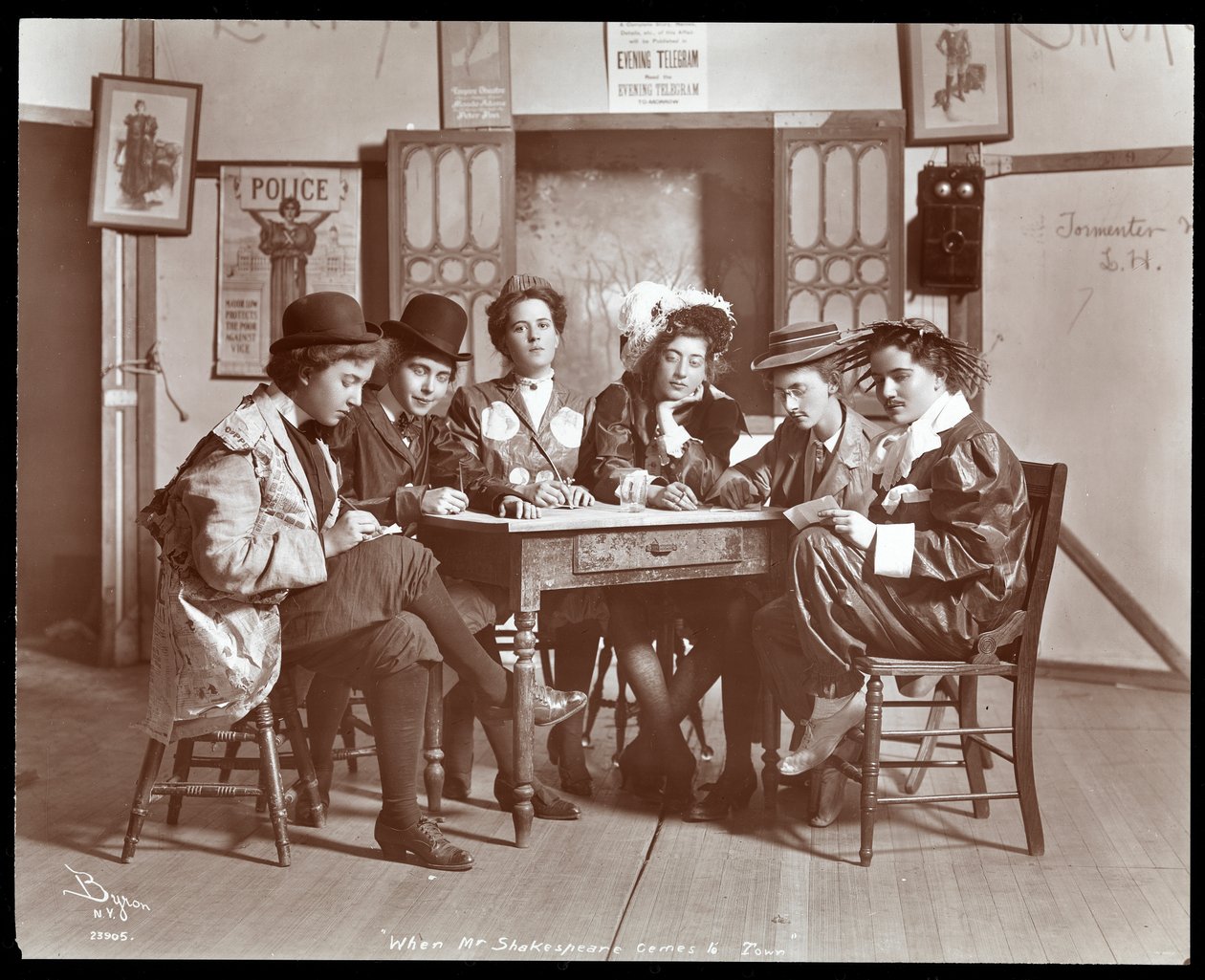 Jelenet a New York-i Barnard College-ban bemutatott When Mr. Shakespeare Comes to Town című darab amatőr előadásából (ezüstzselatinos nyomat) alkotó: Byron Company
