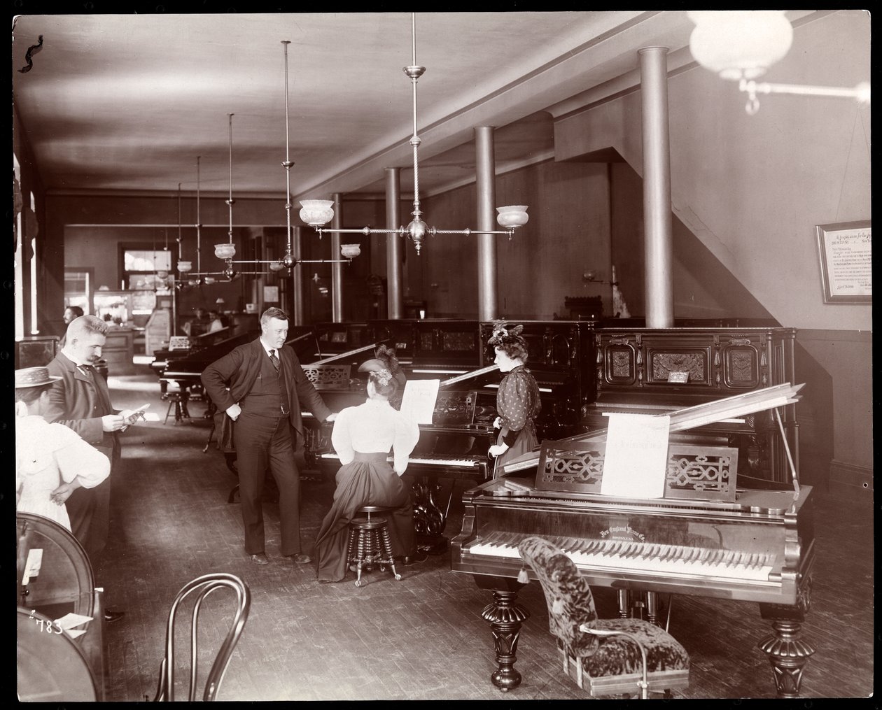 A New England Piano Co. bemutatóterme, 1895 (ezüst zselatin nyomat) alkotó: Byron Company