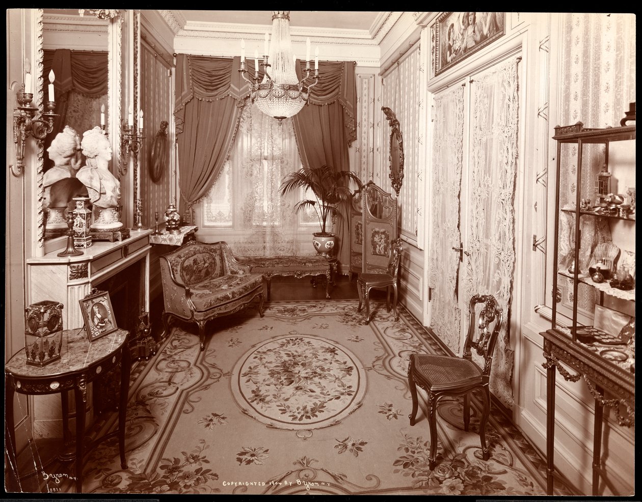 Egy kis szoba a New York-i Mrs. Leslie Carter rezidenciában, 1904 (ezüst zselatin nyomat) alkotó: Byron Company