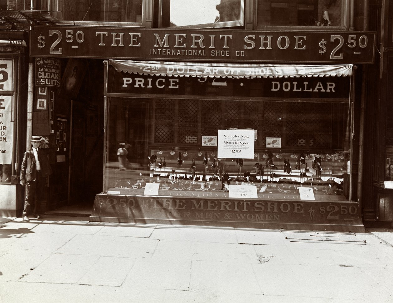 Az International Shoe Co. kirakata, New York, 1905 (ezüst zselatin nyomat) alkotó: Byron Company