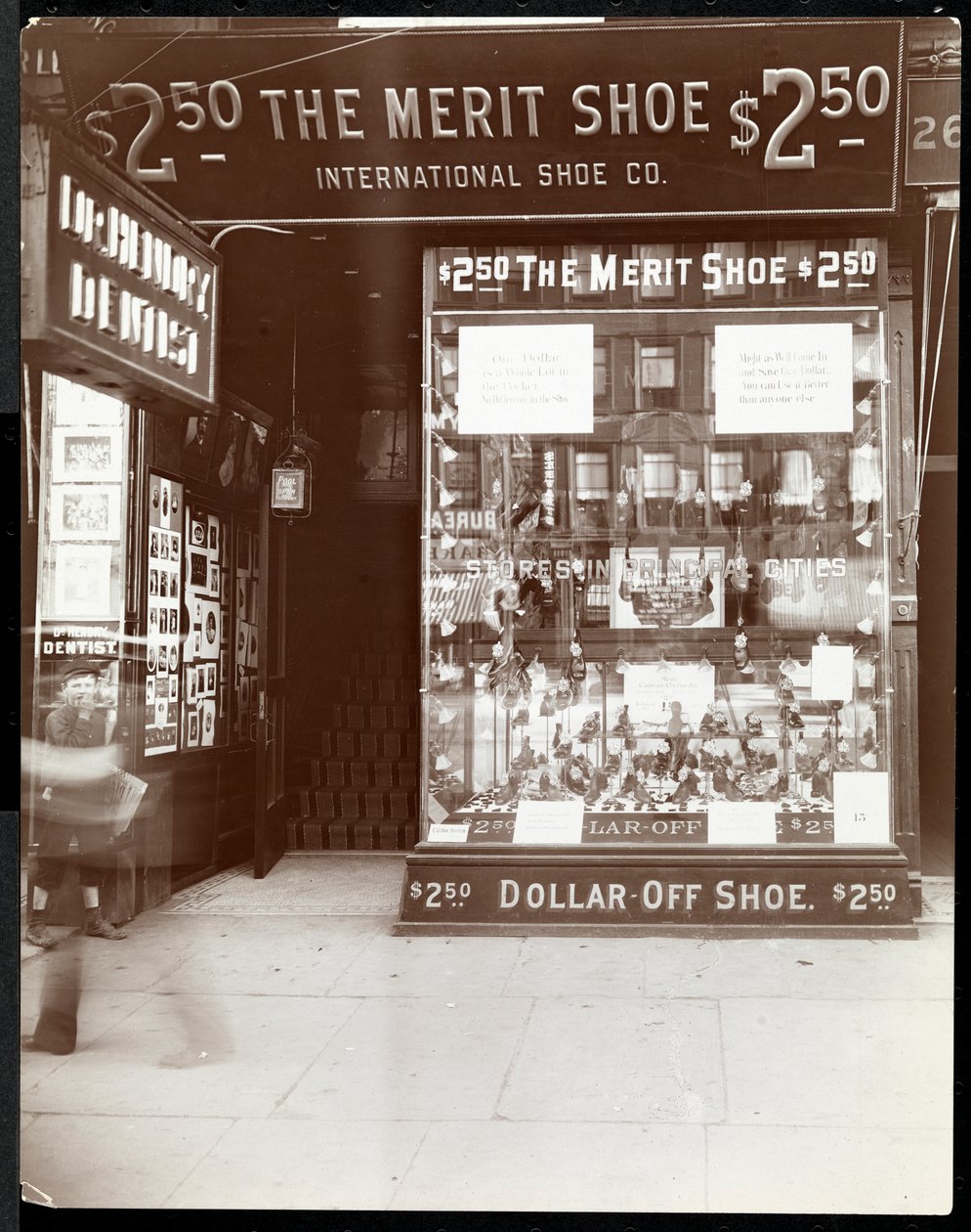 Az International Shoe Co. kirakata, New York, 1905 (ezüstzselatinos nyomat) alkotó: Byron Company