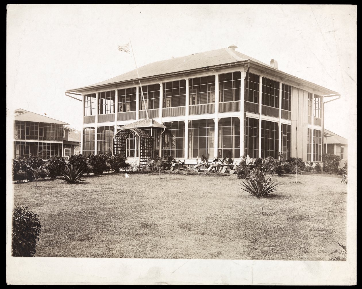 Kétemeletes ház tornácokkal körülvéve, amerikai zászló lobog; Panamában a csatorna építése közben, 1912 (ezüst zselatin nyomat) alkotó: Byron Company