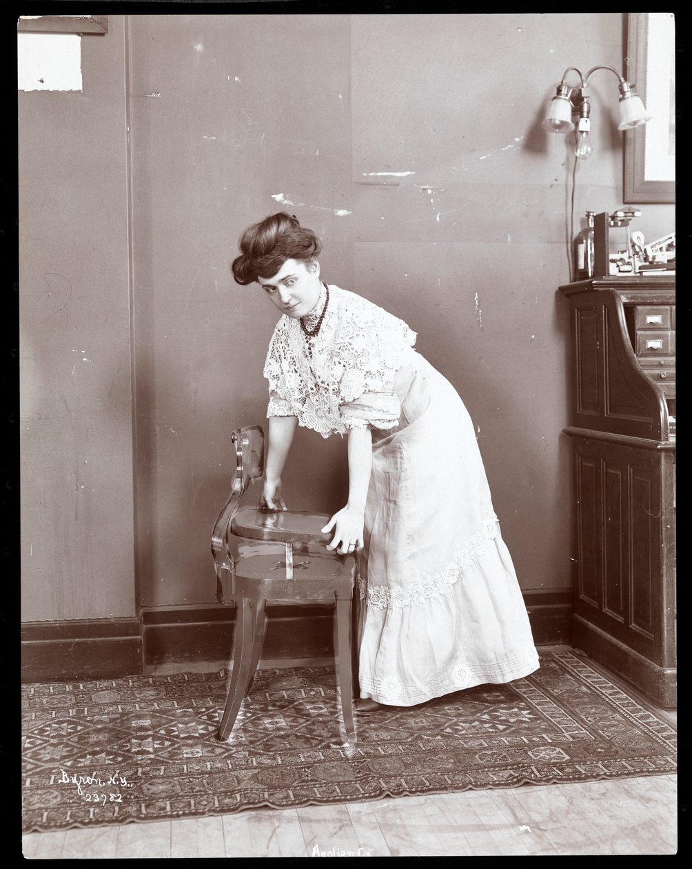 Egy nő, aki egy különleges széket demonstrál a New York-i Aeolian Co.-ban, 1906 vagy 1907 (ezüst zselatin nyomat) alkotó: Byron Company