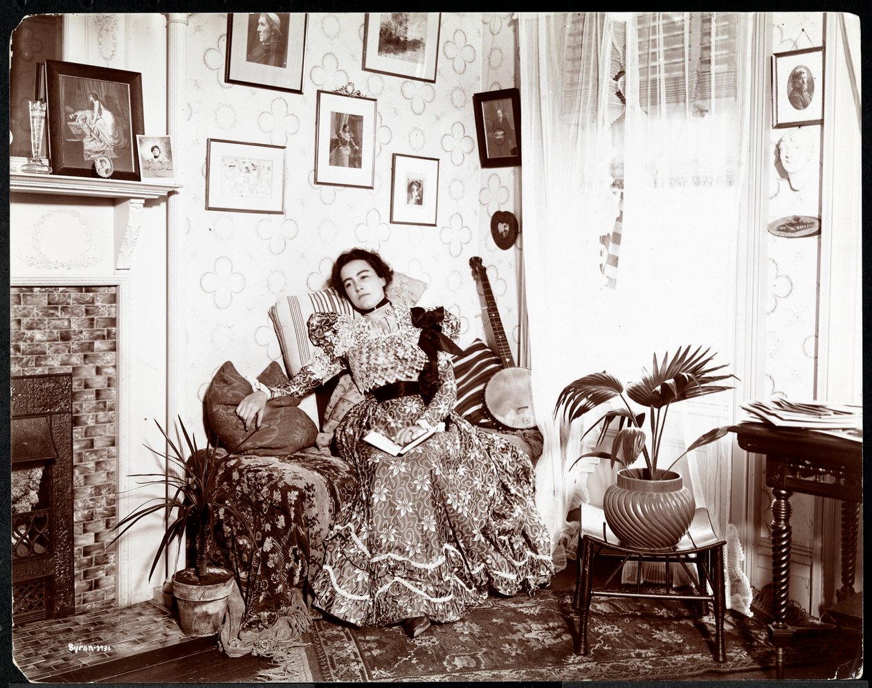 Egy nő ácsorog egy széken, könyvet olvas, 1896-98 (ezüst zselatin nyomat) alkotó: Byron Company