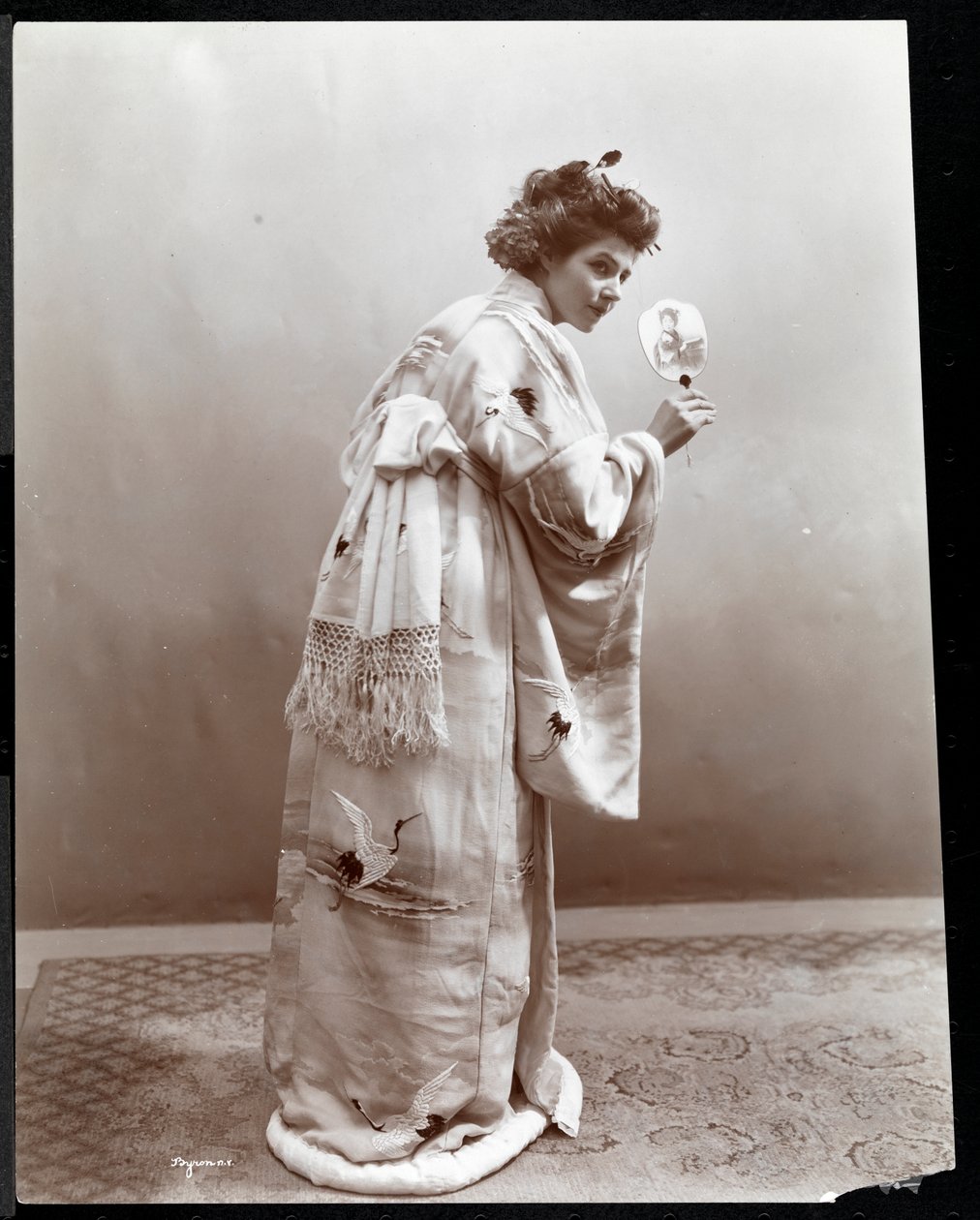 Japán kimonót modellező nő, New York, 1904 (ezüst zselatin mintás) alkotó: Byron Company