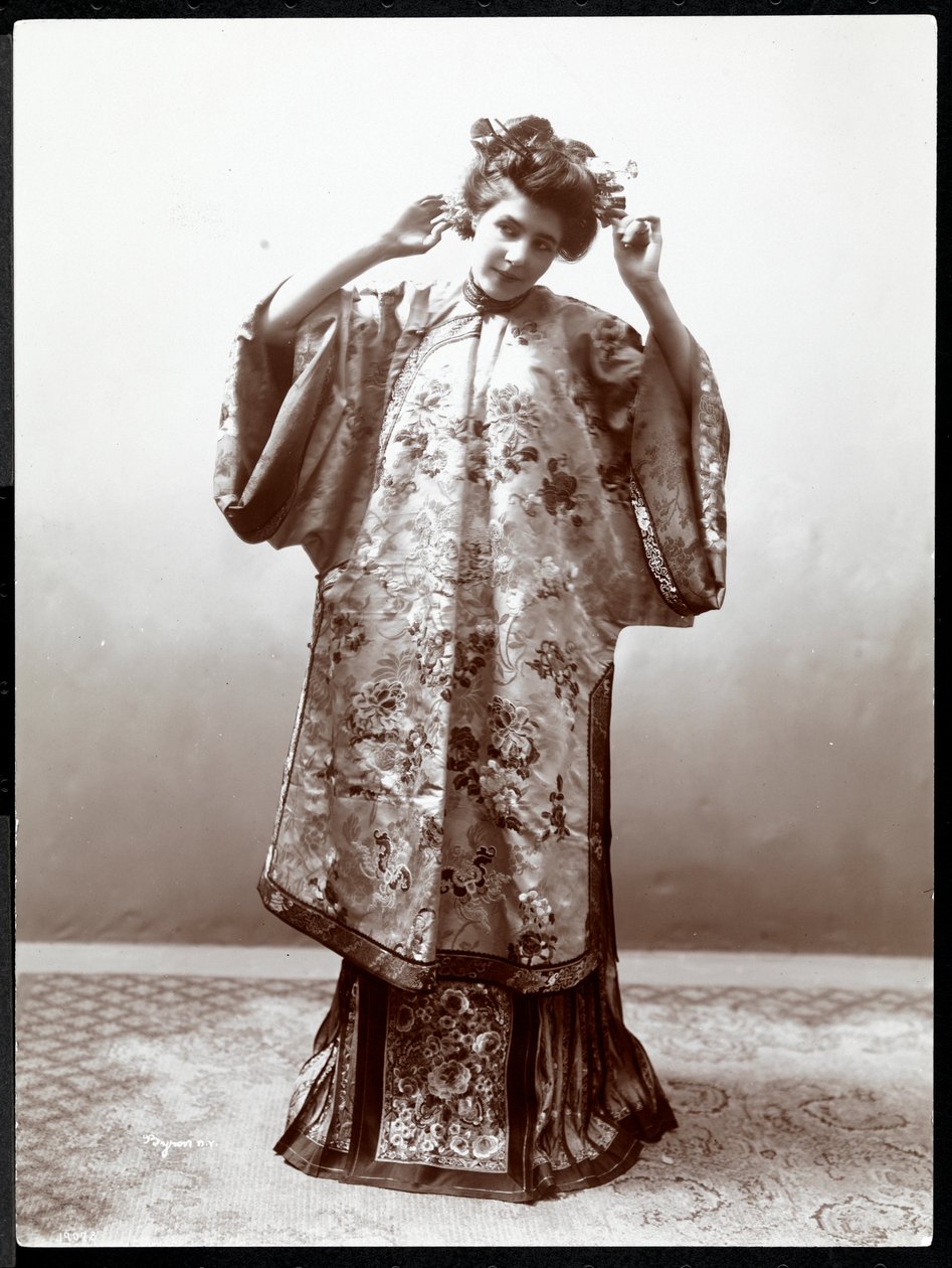 Japán kimonót modellező nő, New York, 1904 (ezüst zselatin mintás) alkotó: Byron Company
