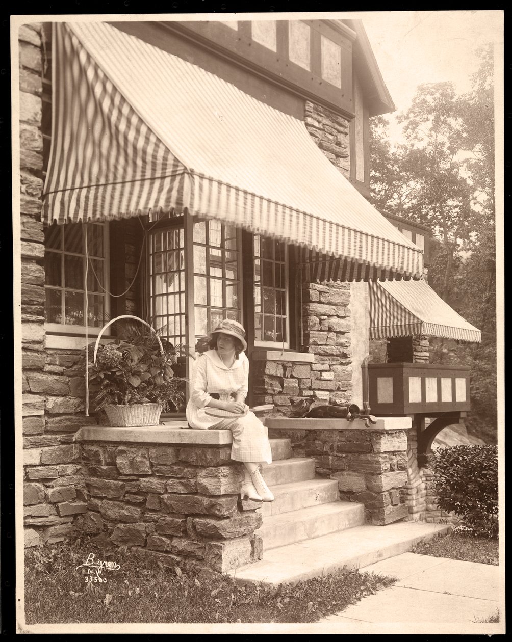 Nő ül egy ház bejáratánál, 1915 (ezüstzselatinos nyomat) alkotó: Byron Company