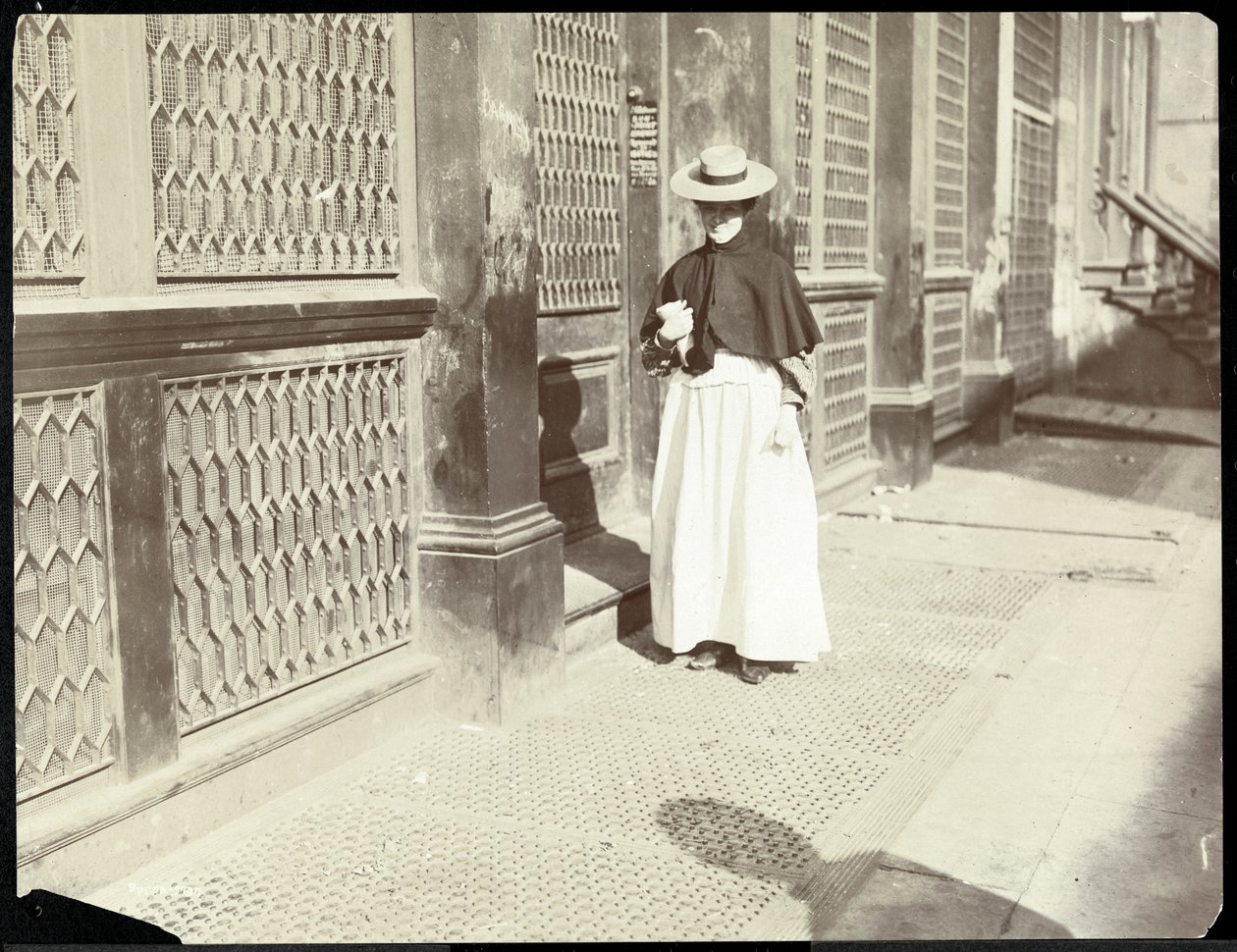 Nő sétál a járdán, New York, 1896-98 (ezüstzselatinos nyomat) alkotó: Byron Company