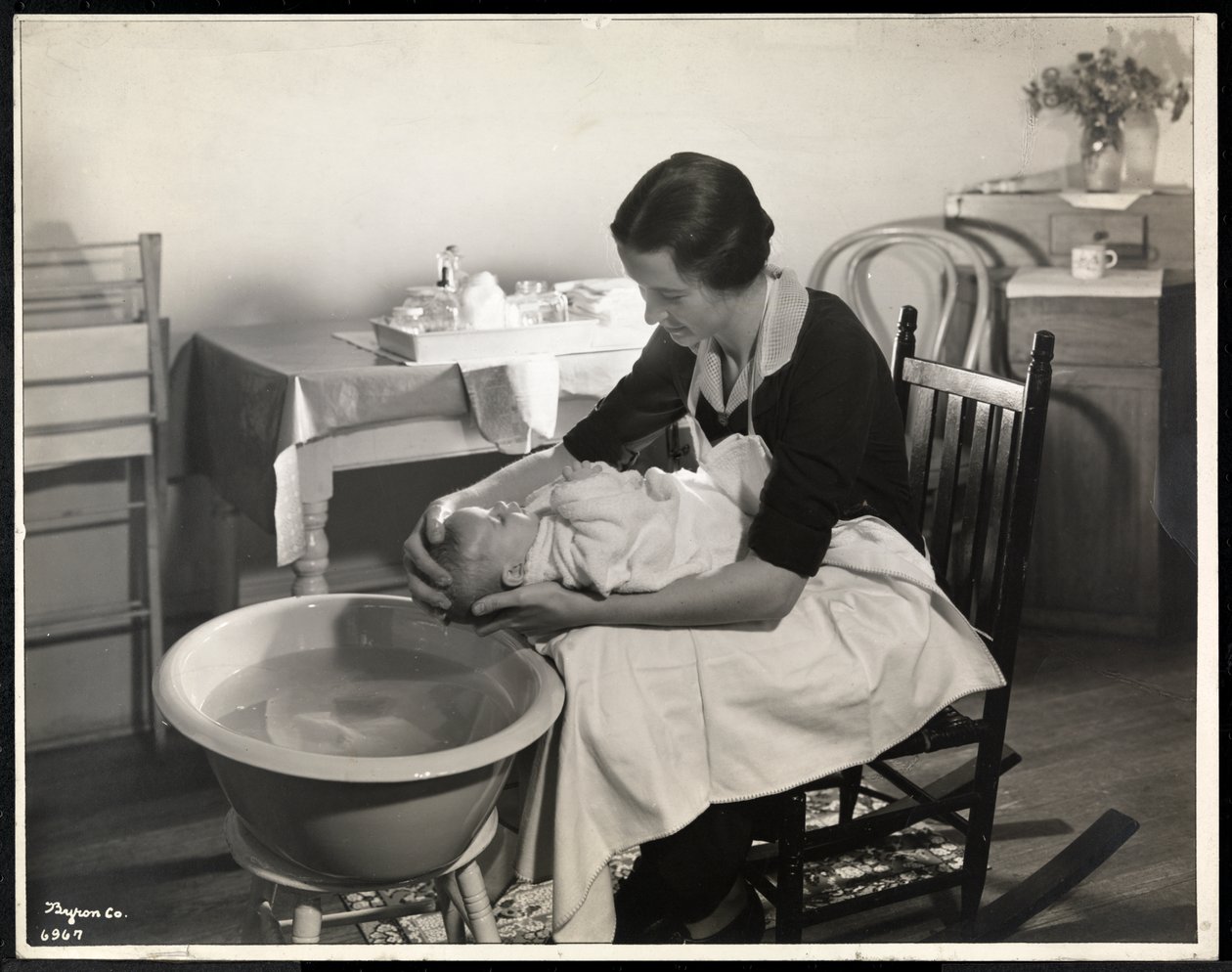 Egy nő, aki babafejet mos a Maternity Center Association-ben, a 211 East 57th Street, New York-i szám alatt, 1934 (ezüst zselatin nyomat) alkotó: Byron Company