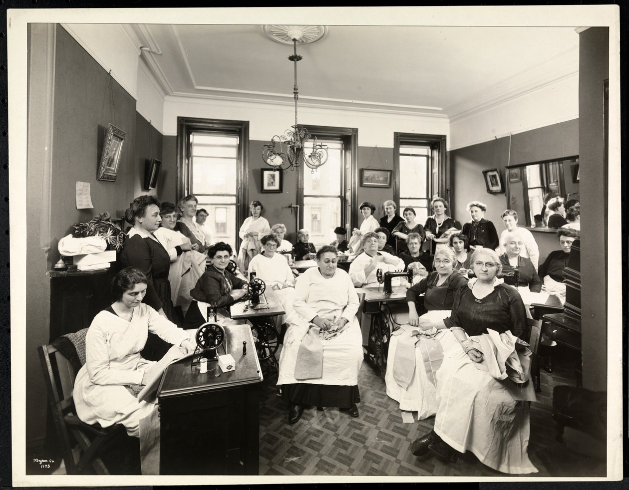 Női varró kör a Rodeph Sholom Nővéregyházban, 157 East 94th Street, New York, 1920 (ezüst zselatinos nyomat) alkotó: Byron Company