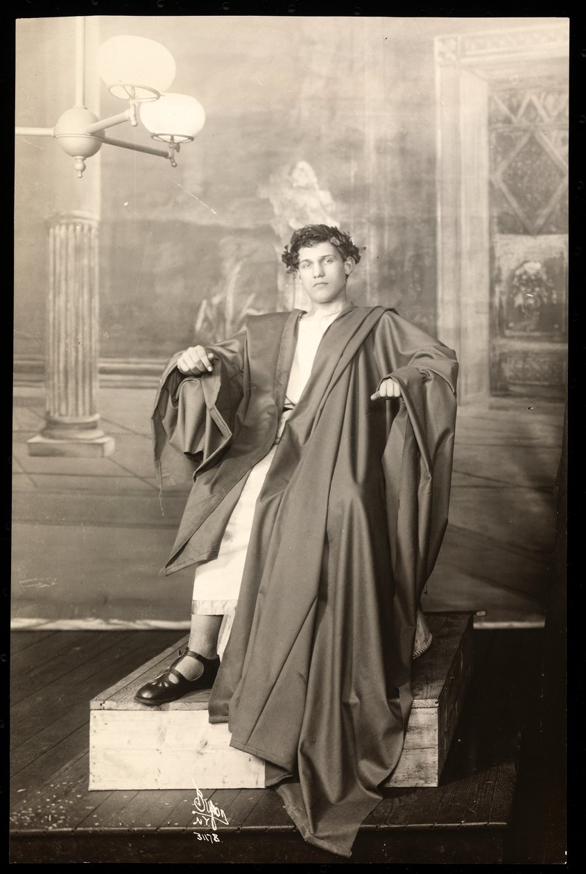 Fiatal színész Julius Caesar jelmezében a Julius Caesar amatőr produkció díszletében (ezüstzselatinos nyomat) alkotó: Byron Company