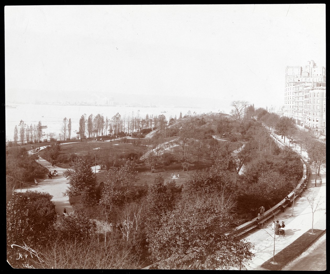 A Riverside Park légi felvétele északkeletre nézve, New York, 1893 körül (ezüst zselatin nyomat) alkotó: Byron Company