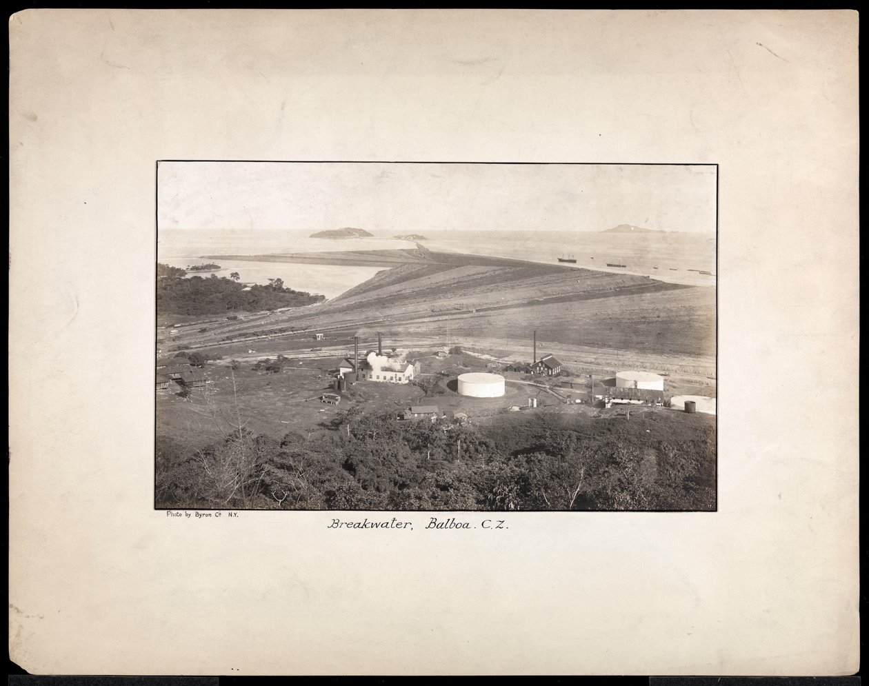 Légifelvételek egy hullámtörőről Balboánál, a Panama-csatorna csendes-óceáni bejáratánál, 1912 vagy 1913 (ezüst zselatin nyomat) alkotó: Byron Company