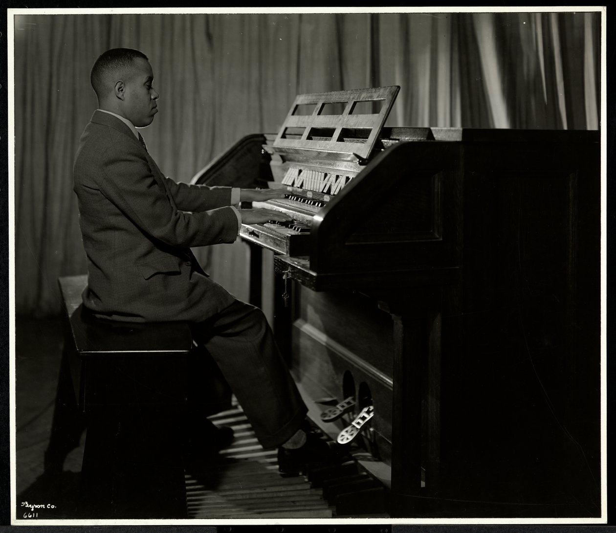 Afro-amerikai férfi orgonán játszik a New York-i Vakok Szövetségében, 111 East 59th Street, New York, 1934 (ezüst zselatin nyomat) alkotó: Byron Company