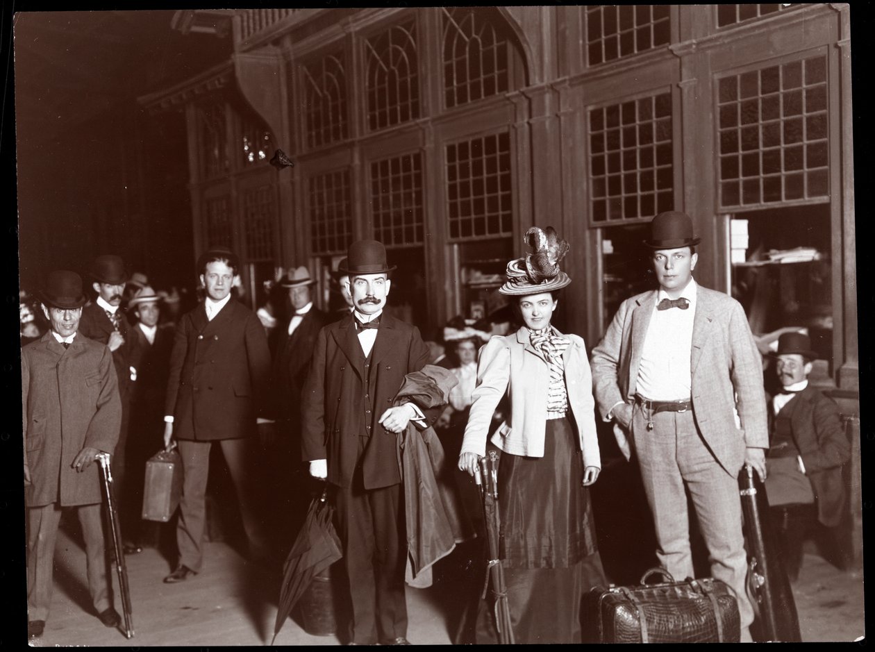 Alice Nielsen, Eugene Cowles és Frank Perley a kanadai Torontóba tartó különvonatra való felszállás előtt, 1898 (ezüst zselatinos nyomat) alkotó: Byron Company