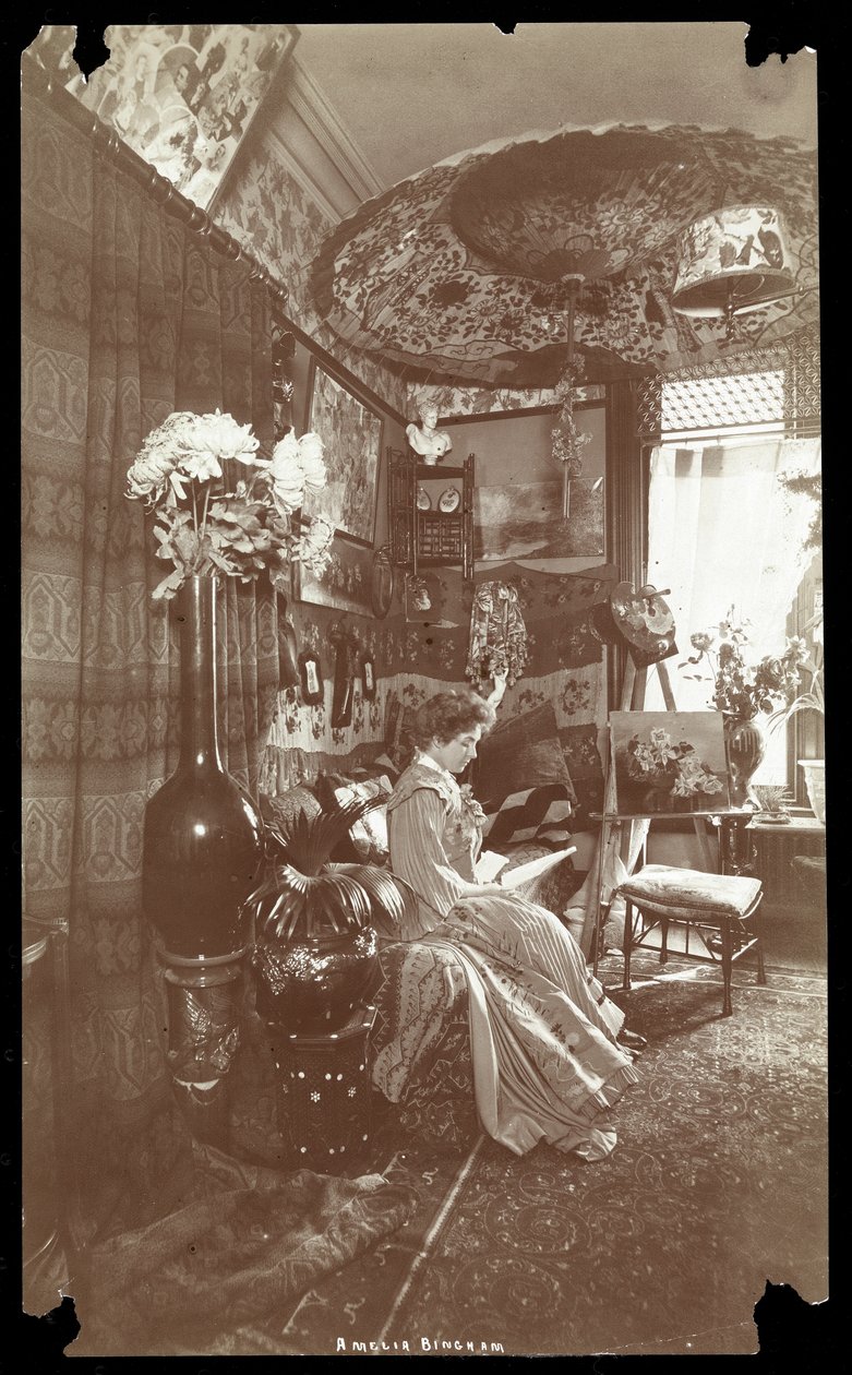 Amelia Bingham a lakásában ülve olvas, 1905 körül (ezüst zselatin nyomat) alkotó: Byron Company